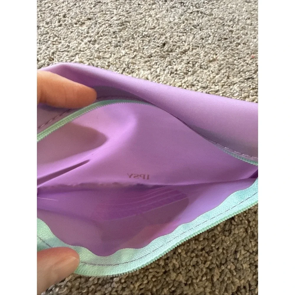 IPSY - Wanderlust - Purple Glam Bag - Airplane Zipper Charm‎